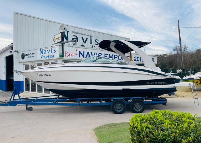 Transporte de barcos personal de Navis Empordà realizando carga